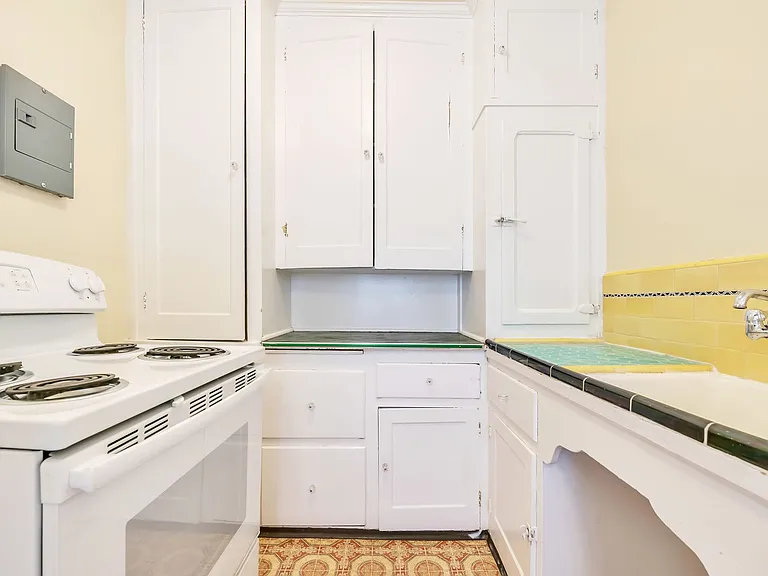 Flanders Apartments — Photo 11