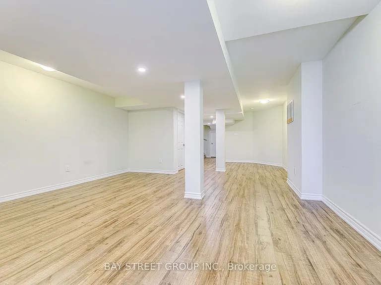 2413 Whistling Springs Cres — Photo 35