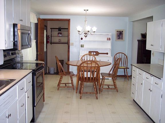 3rd image of 212 W Beryl St