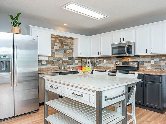 4th image of 352 NE Kingwood
