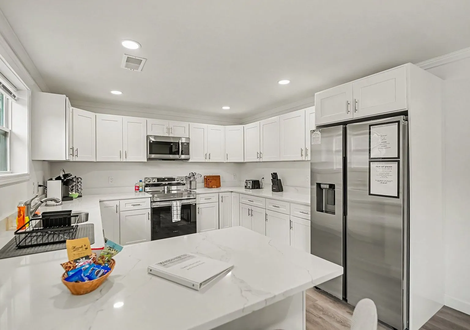 Stylish 4BR Getaway in Quiet Dayton Suburb — Photo 3