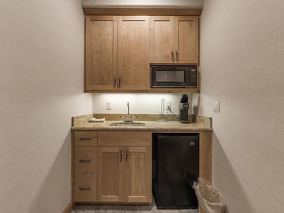 5th image of 103 N Highwood Cir