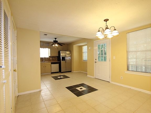 Dining/breakfast area