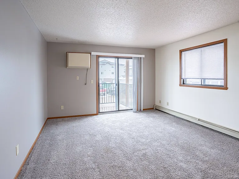 Fargo, ND Westwood Estates | 21B | Living