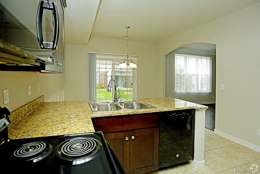 3 bed, 2.5 bath, 1880 sqft, $2,400 — Photo 2