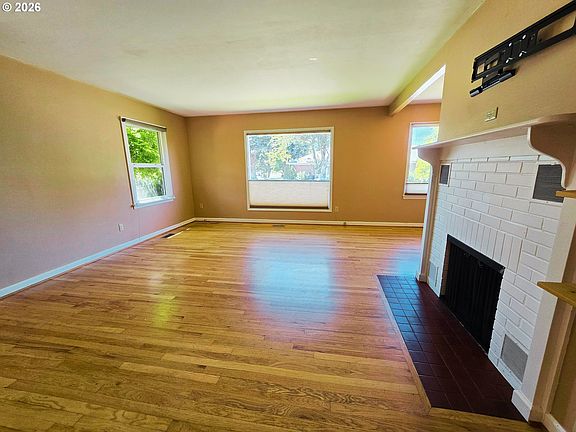 5th image of 823 W 10th St