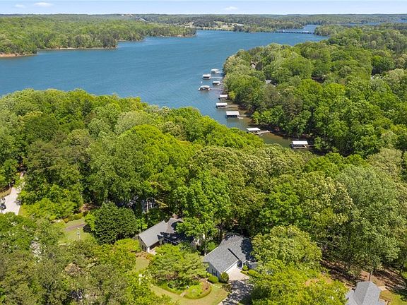 4th image of 520 Arrowhead Dr
