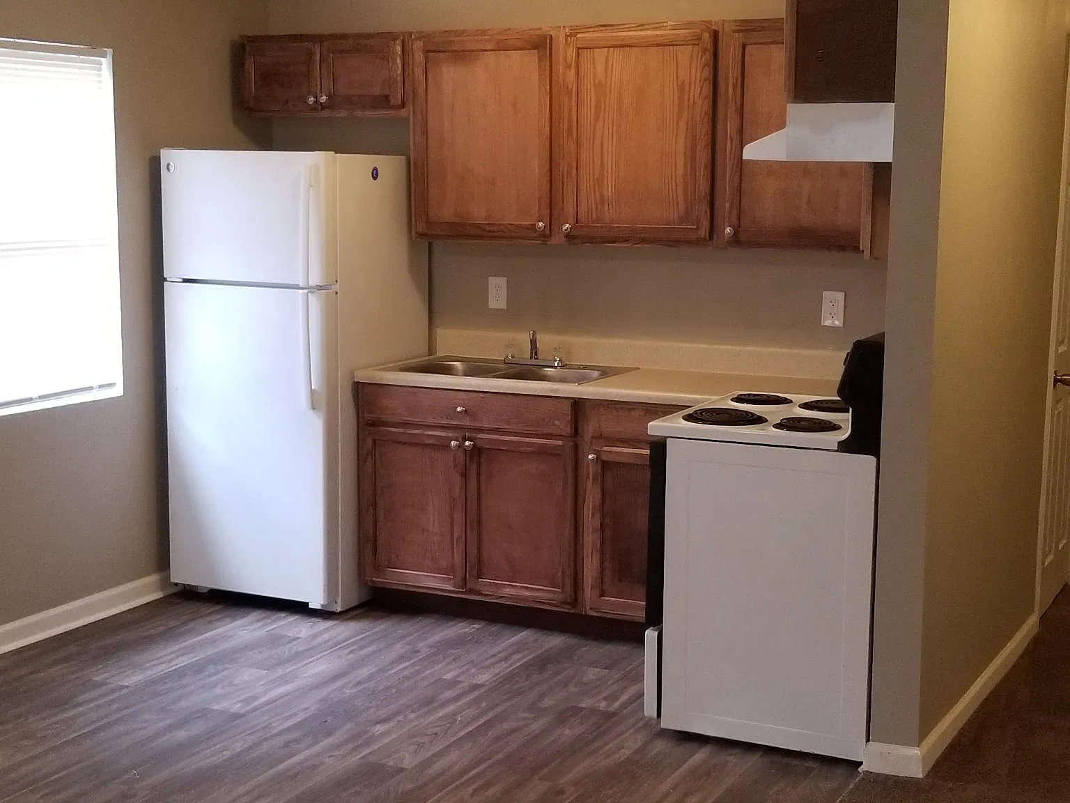 4 bed, 1.5 bath, 1200 sqft, $1,300 — Photo 4