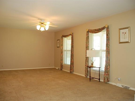 2nd image of 903 Fairlane Dr