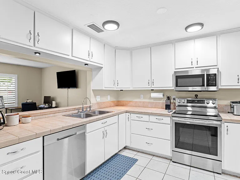 999 Emerald Rd SE — Photo 11