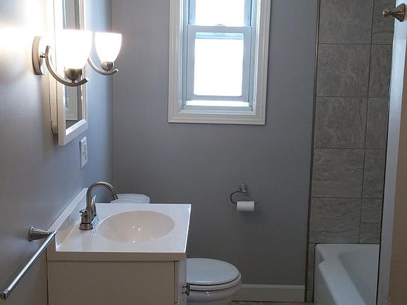 Bathroom w/tiled tub and shower