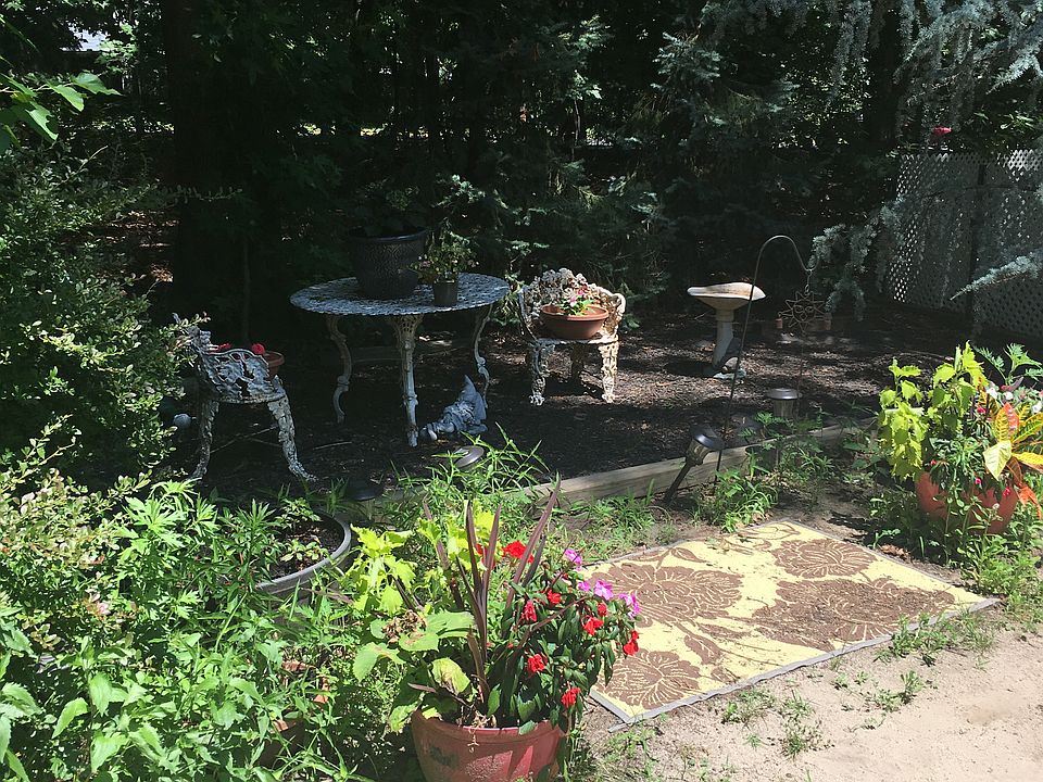 2nd image of 131 Lexington Ct