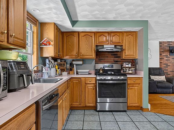 5th image of 71 Hichborn St