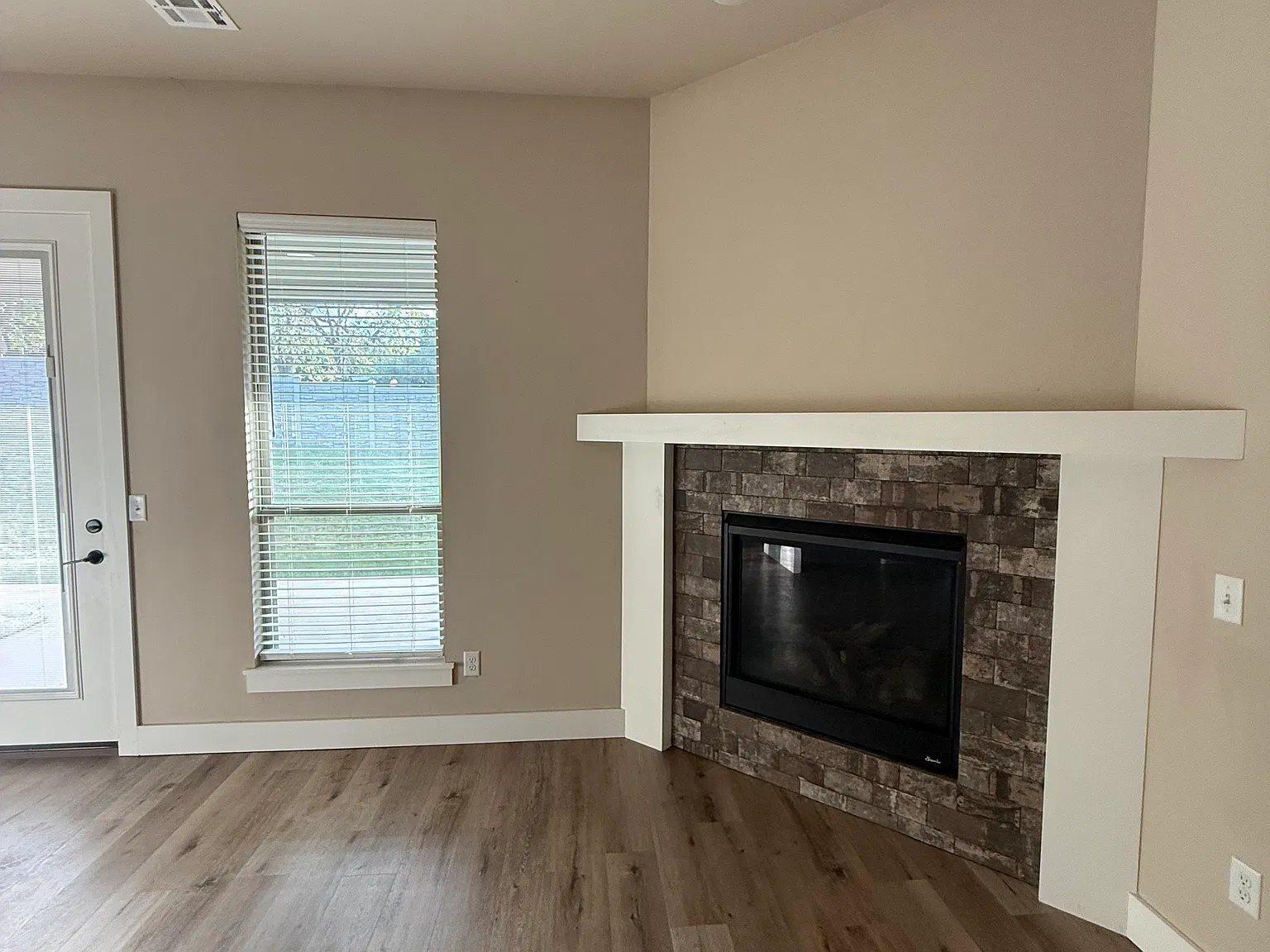 3 bed, 2123 sqft, $2,100 — Photo 4