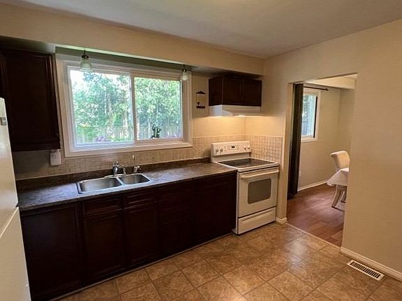 5th image of 30 Joyce Ct E