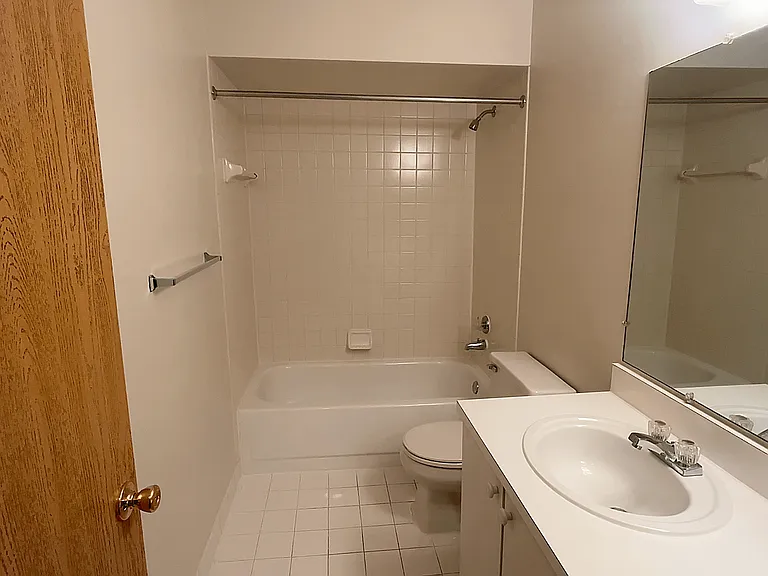 Lakeside Village Apartments — Photo 121