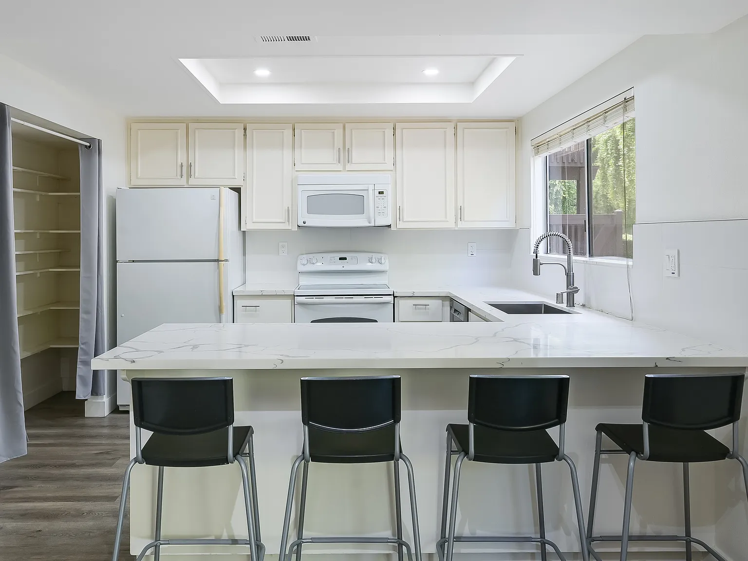 3 bed, 2.5 bath, 1528 sqft, $4,380 — Photo 2