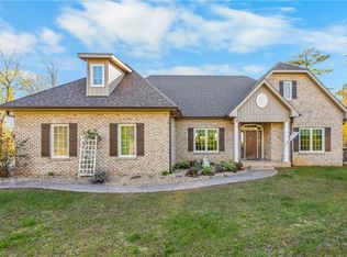 153 Woodridge Dr, Mount Airy, NC 27030