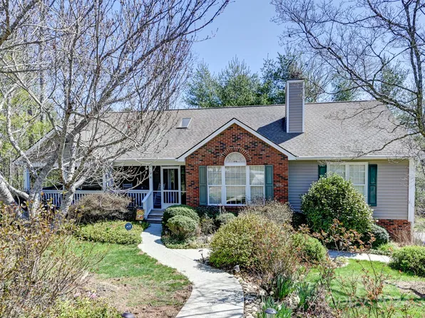 18 Old Applewood Ln, Hendersonville, NC 28739