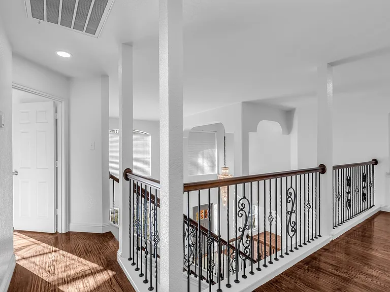 3010 Lena Dr — Photo 29