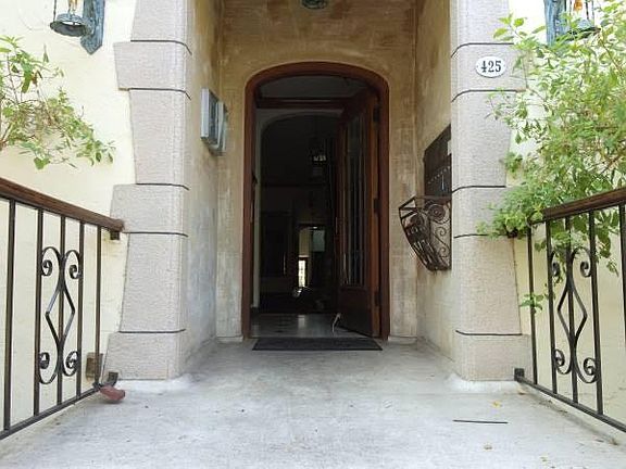 2nd image of 425 N Sycamore Ave APT 8