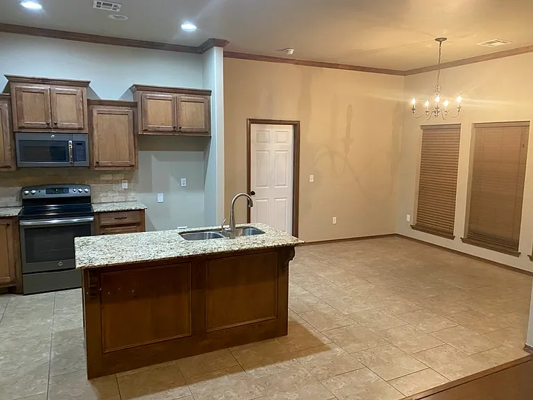 Kitchen & Dining