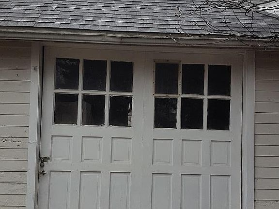 One-car detached garage adjacent to side entrance