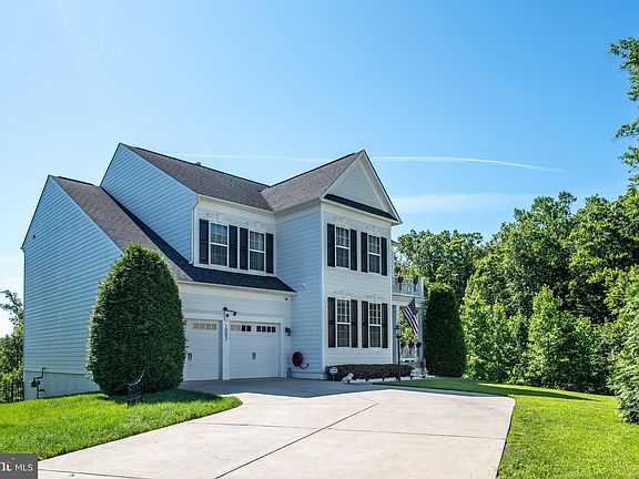 3rd image of 1002 Everett Ct