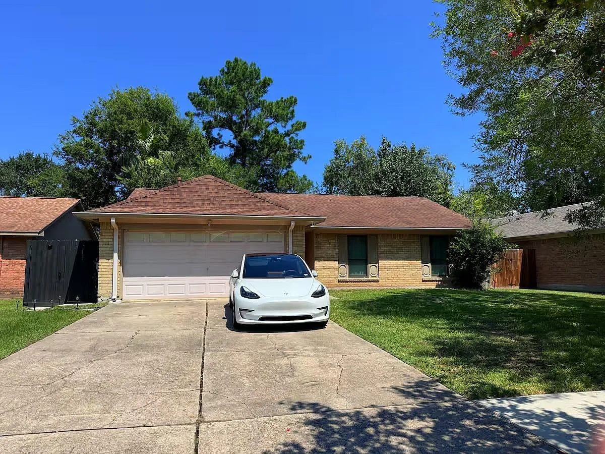 3 bed, 2.0 bath, 1360 sqft, $2,400 — Photo 2