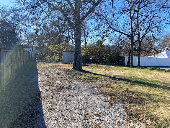 3rd image of 324 E Trinity Ln