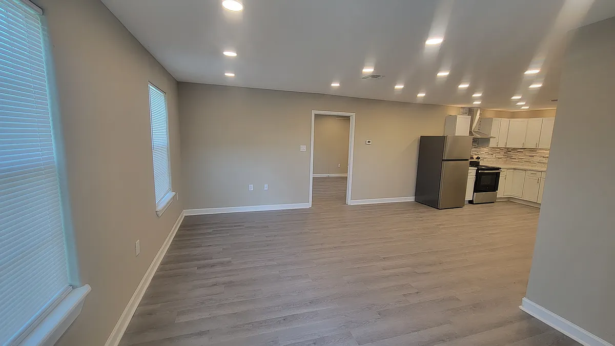 Entry - 1206 Eisenhower St #2