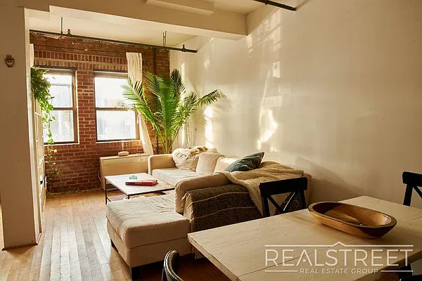 Rented by Real Street Inc | media 7