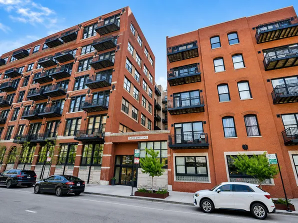 226 N Clinton St APT 721, Chicago, IL 60661