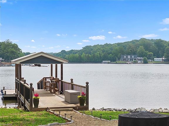 3rd image of 645 Riverside Dr