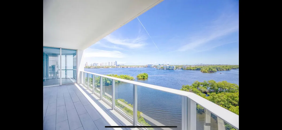 Building Photo - 17111 Biscayne Blvd #702