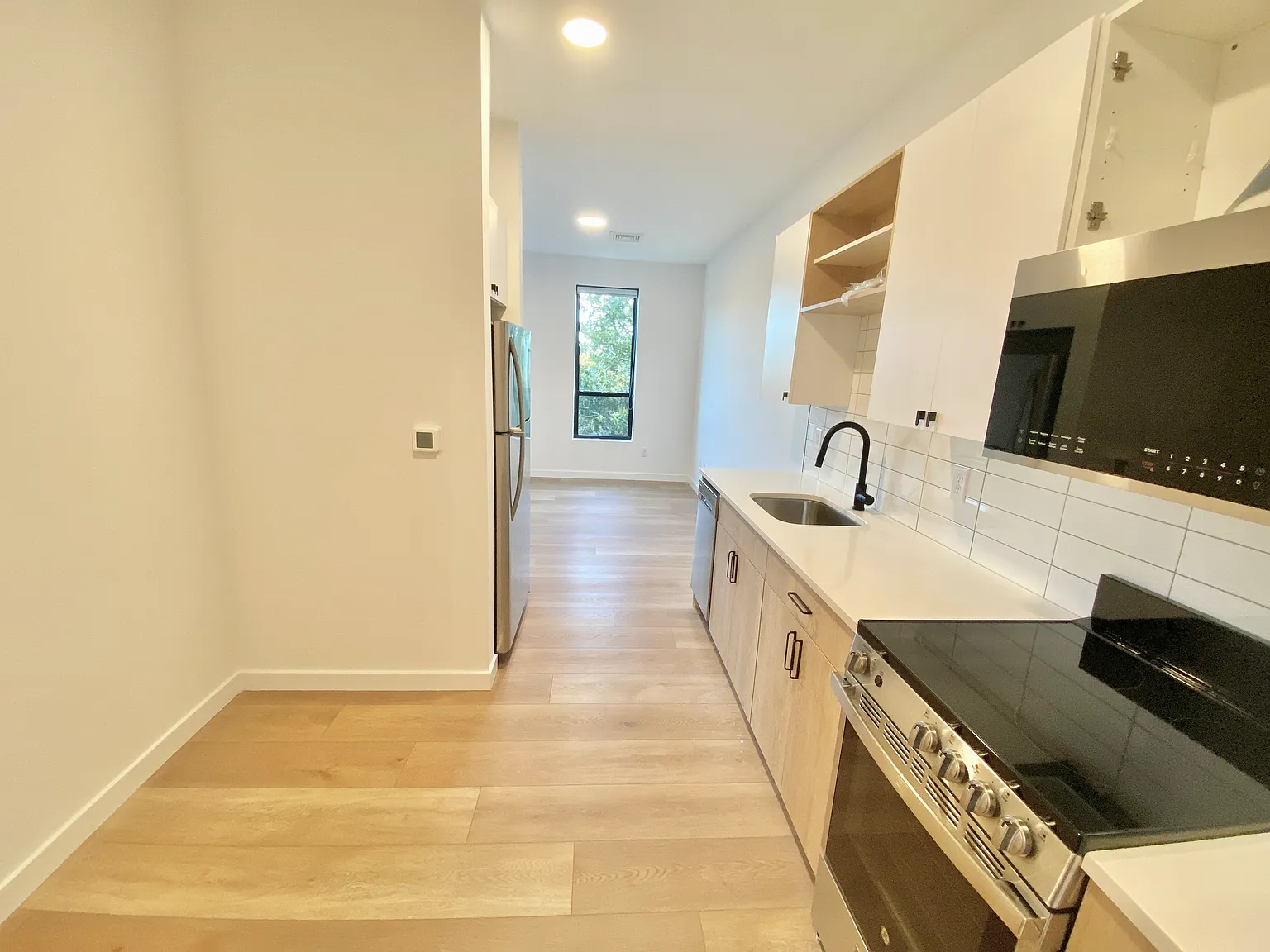 Studio, 425 sqft, $2,300 — Photo 3