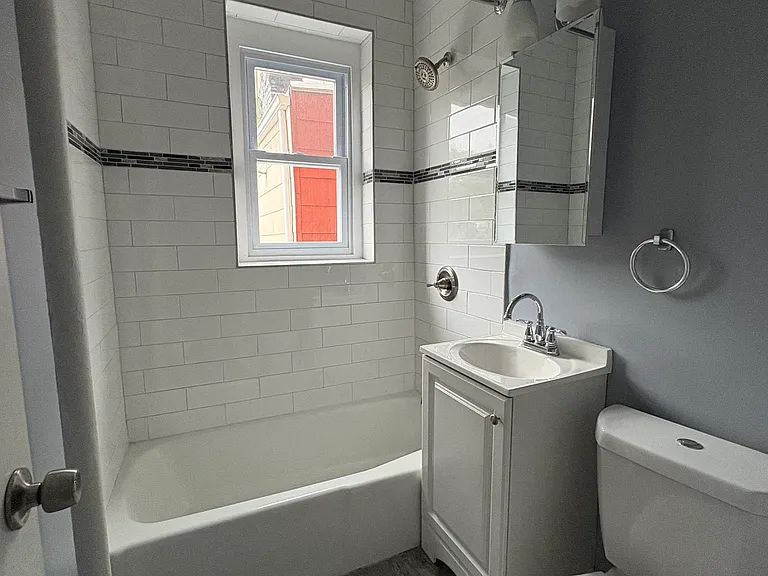 141 Duncan Ave #1 — Photo 2