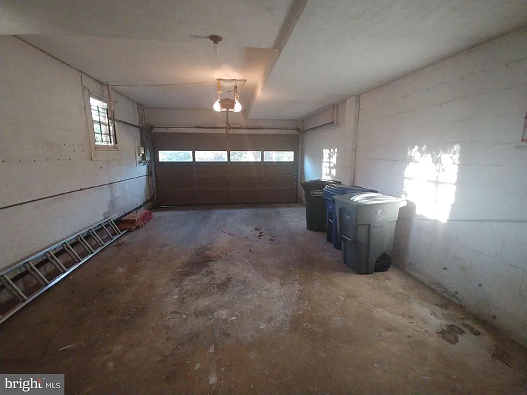 1429 Laburnum St — Photo 23