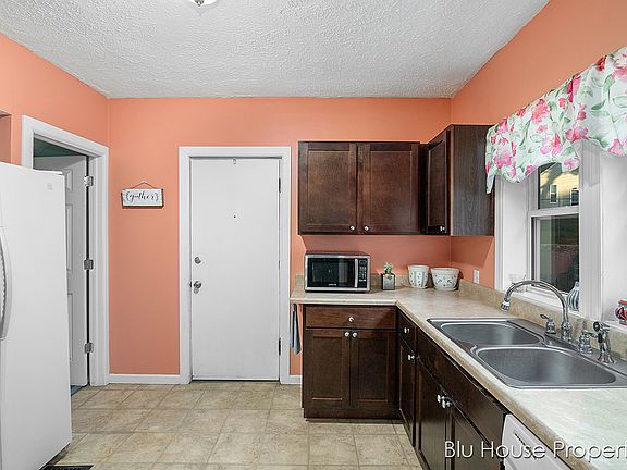 4th image of 1340 Walker Ave NW