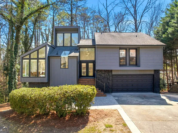 2704 Long Lake Dr NE, Roswell, GA 30075