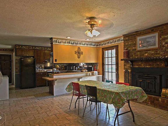 4th image of 10 Ravenwood Ln