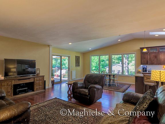 3rd image of 6885 Northland Dr NE