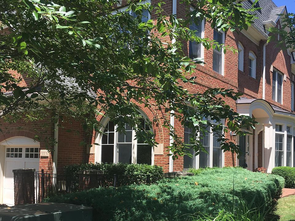 1st image of 18318 Fairway Oaks Sq