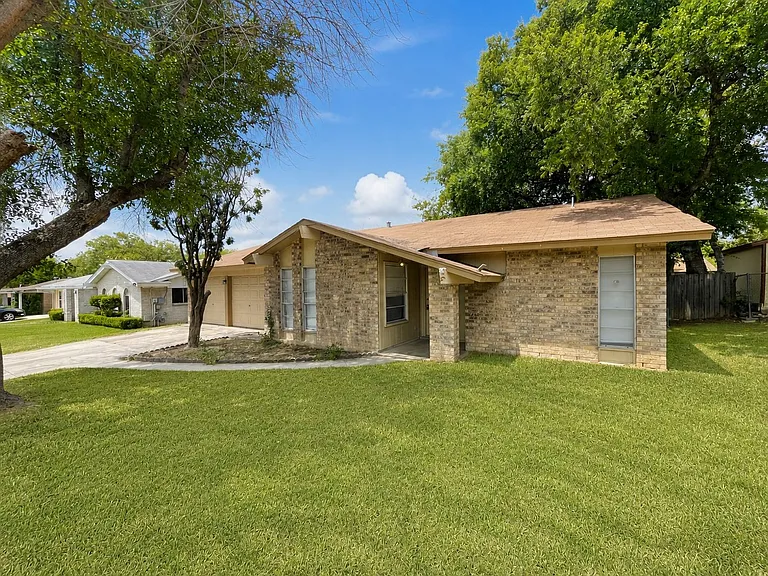 4231 Eagle Nest Dr — Photo 2