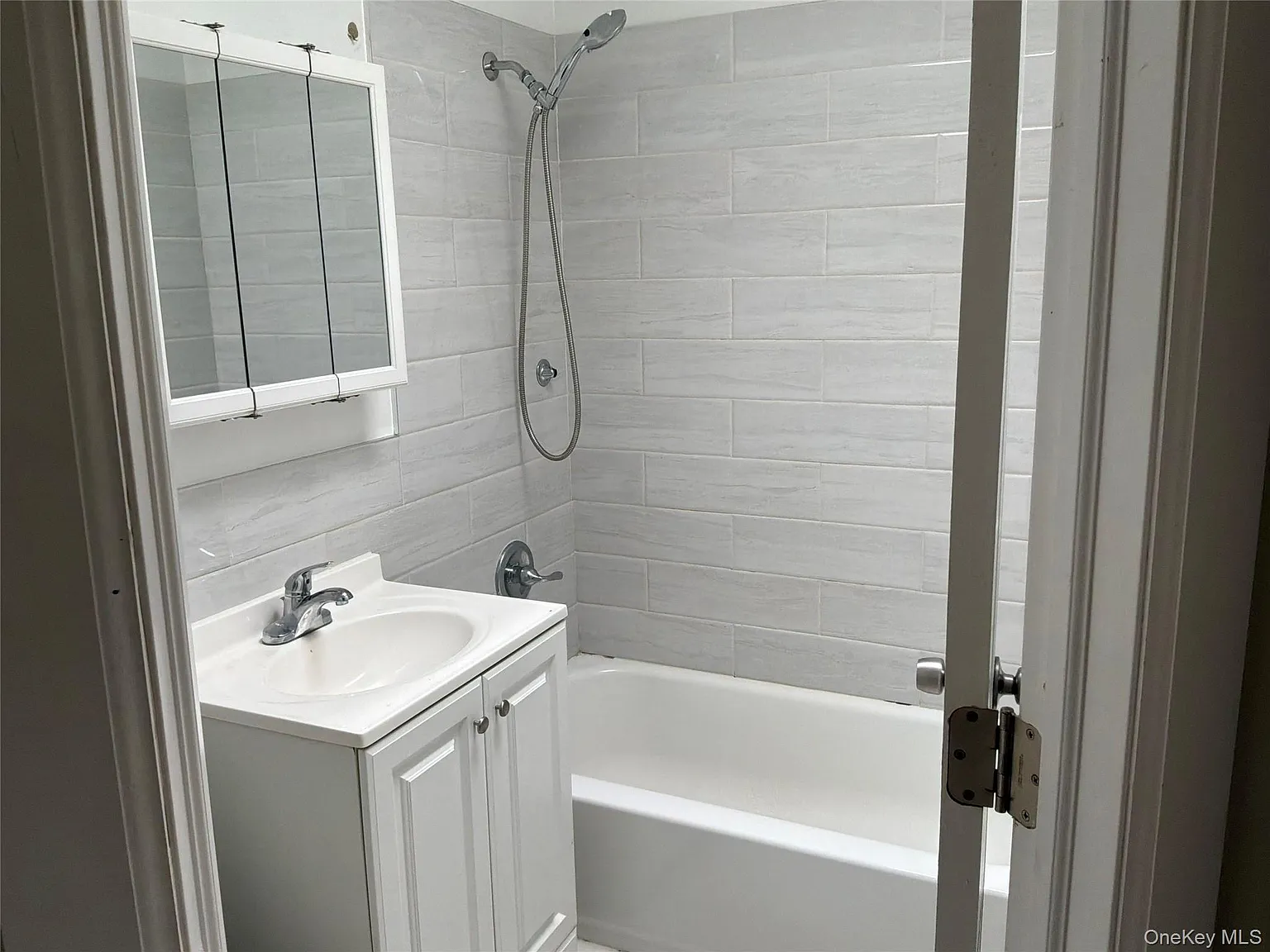 3 bed, 1.0 bath, 1920 sqft, $3,800 — Photo 4