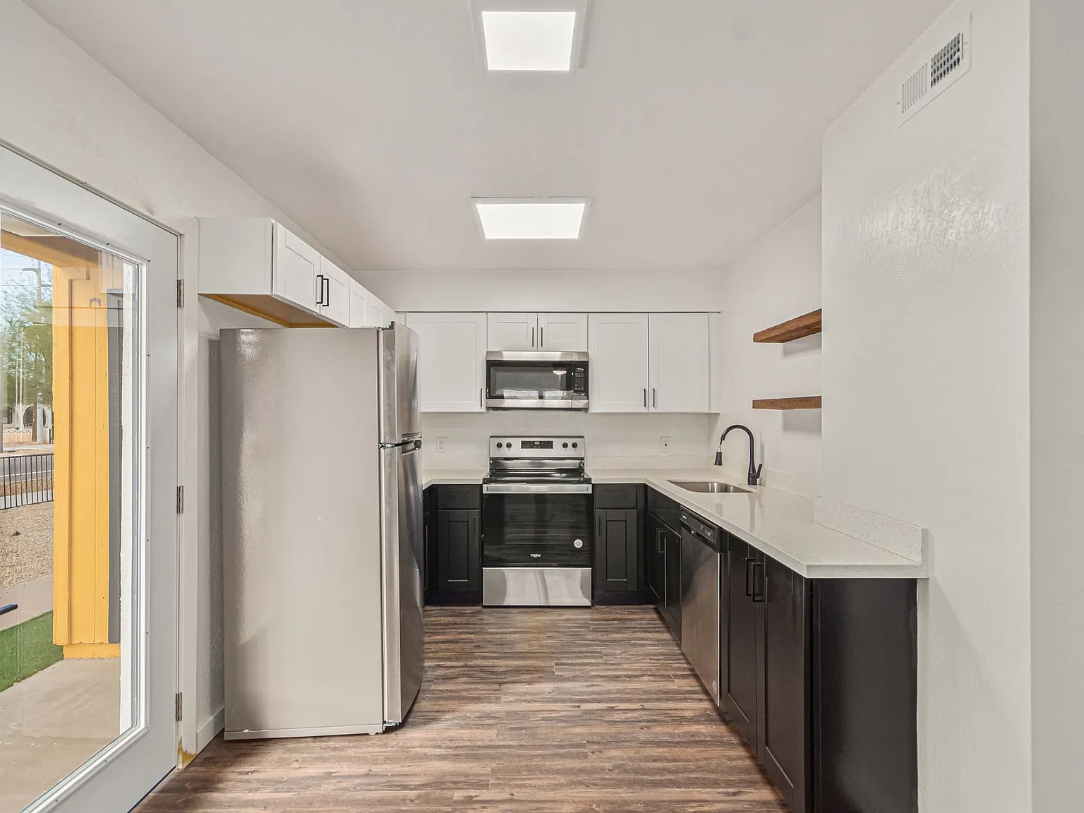 1102 E Pierce St — Photo 4