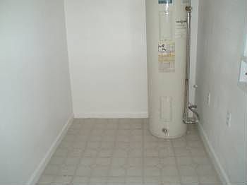 5th image of 848 S San Joaquin Ave