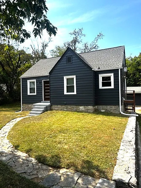 3 bed, 1.0 bath, 1250 sqft, $2,050 — Photo 3