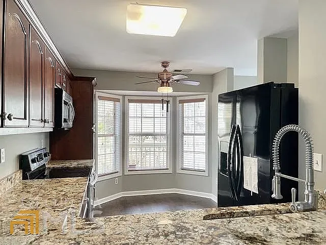 2 bed, 2.5 bath, 1365 sqft, $1,950 — Photo 2