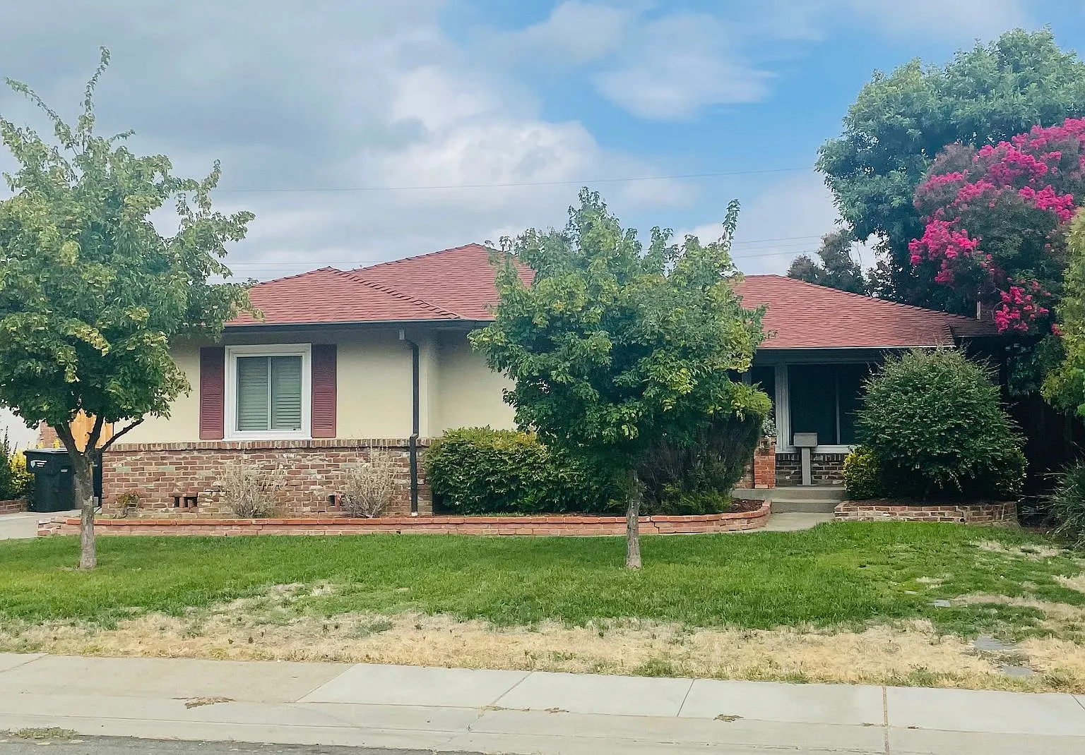 Gorgeous 3 bed/1.5 bath home in Hollywood Park — Photo 1